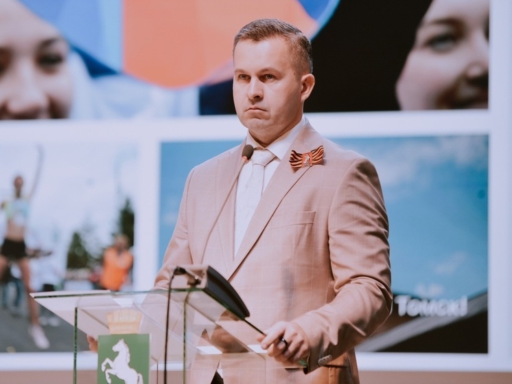 Мэр Томска выступил с годовым отчетом в пиджаке цвета капучино