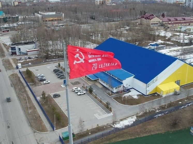 В югорских городах появляются копии Знамени Победы