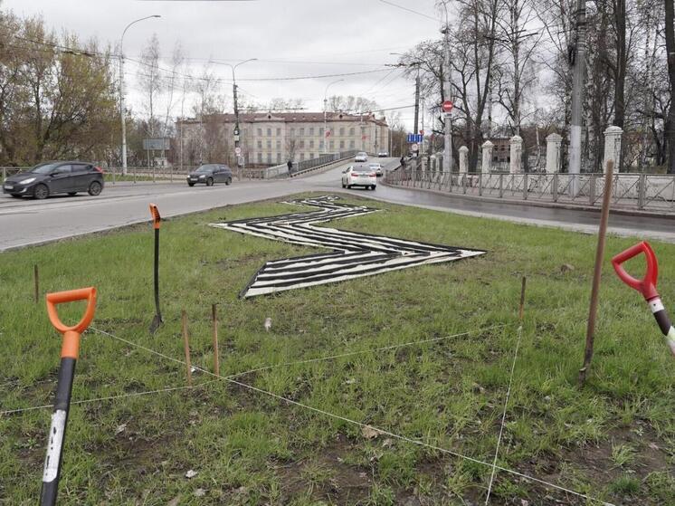 Георгиевскую ленту из цветов создают у Октябрьского моста в Вологде