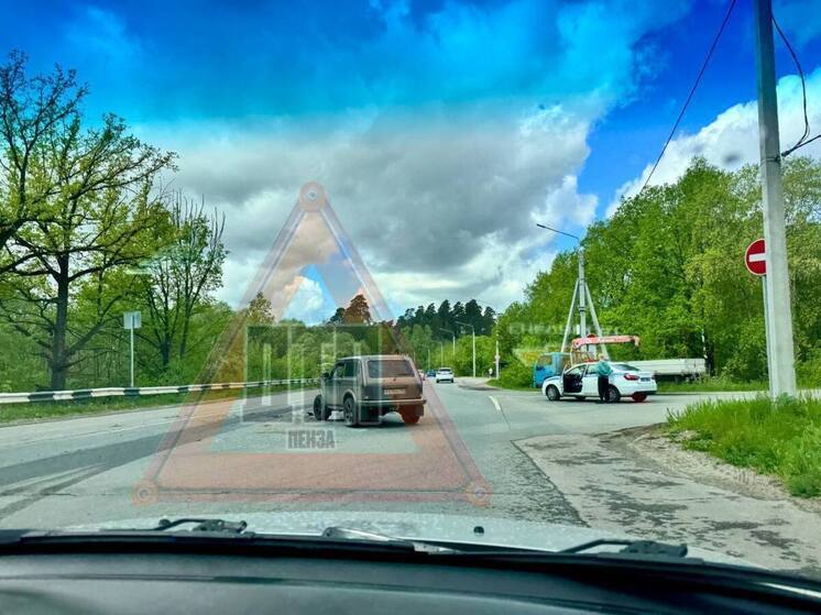 В Пензе в районе Ахунского переезда столкнулись “Веста” и “Нива”