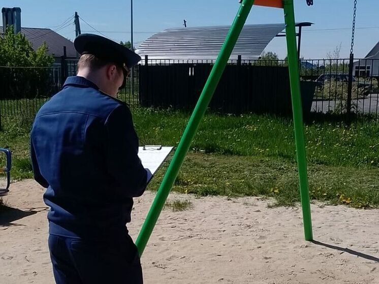 Прокуроры проверяют детскую площадку, где покалечилась маленькая липчанка