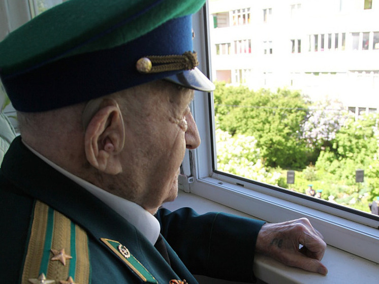 Калининградские пограничники спели песни для фронтовика в честь Дня Победы
