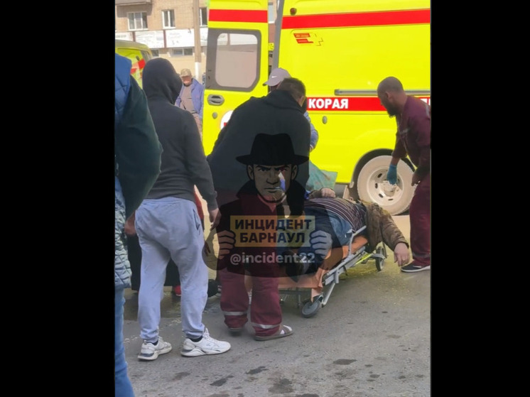 Днем 6 мая в Барнауле средь бела дня на пожилого мужчину напал молодой парень. По словам очевидцев, он нанес дедушке множество ударов, в итоге его не удалось спасти.
