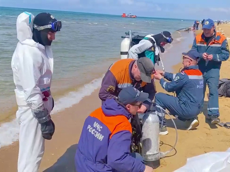 В Анапе водолазы собрали 19 тонн мазута со дна Черного моря 5 мая