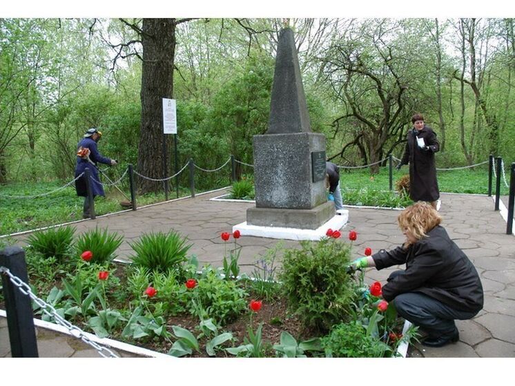 В преддверии Дня Победы смоленские таможенники провели субботник на территории воинского захоронения