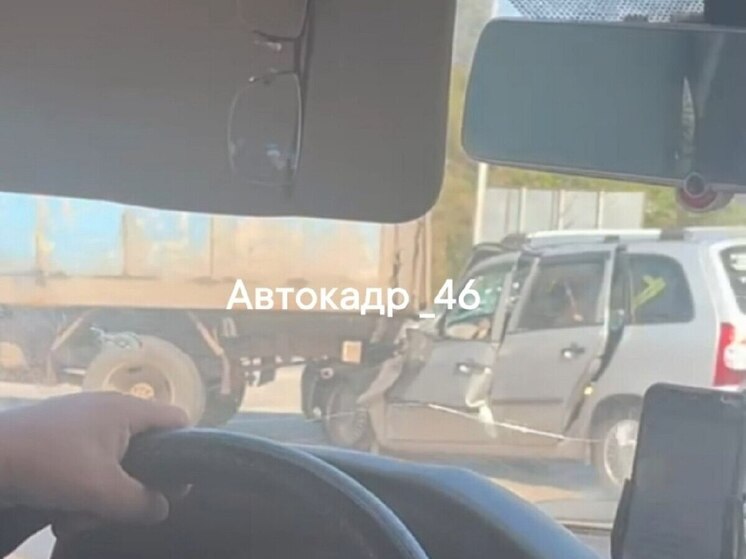 В Курской области столкнулись грузовик и «Лада» - пострадала женщина