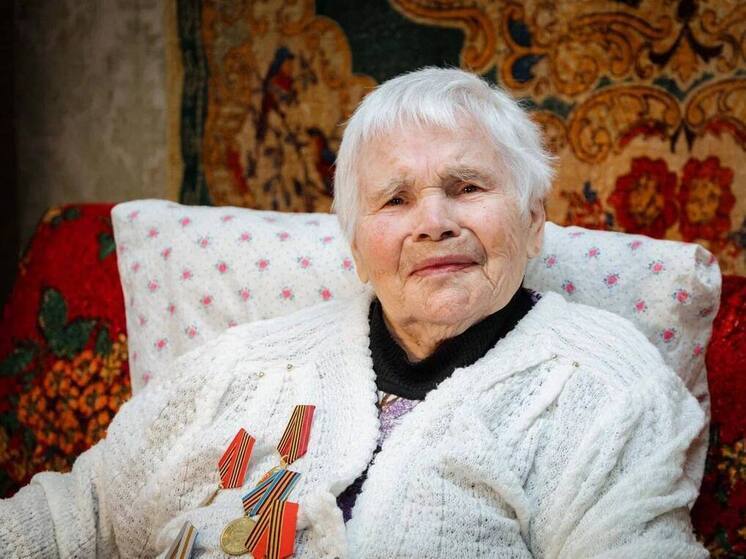 Ветерана Великой Отечественной войны из Мелитополя наградили юбилейной медалью