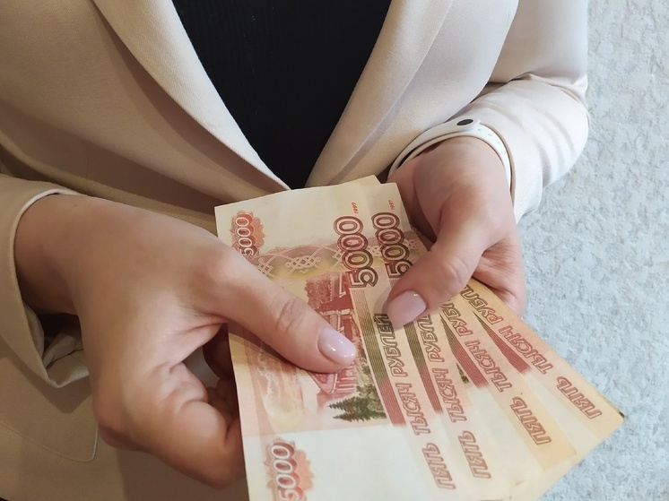 Новую единовременную выплату в 300 тысяч рублей получили около 100 семей Вологодчины