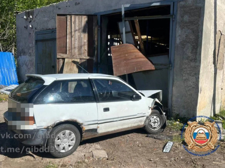 В Мамоново автомобиль слетел с трассы и впечатался в дом