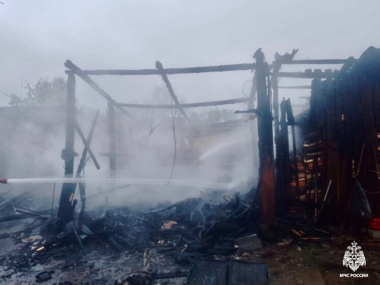 Гараж сгорел на улице Юбилейной в в деревне Гультяи