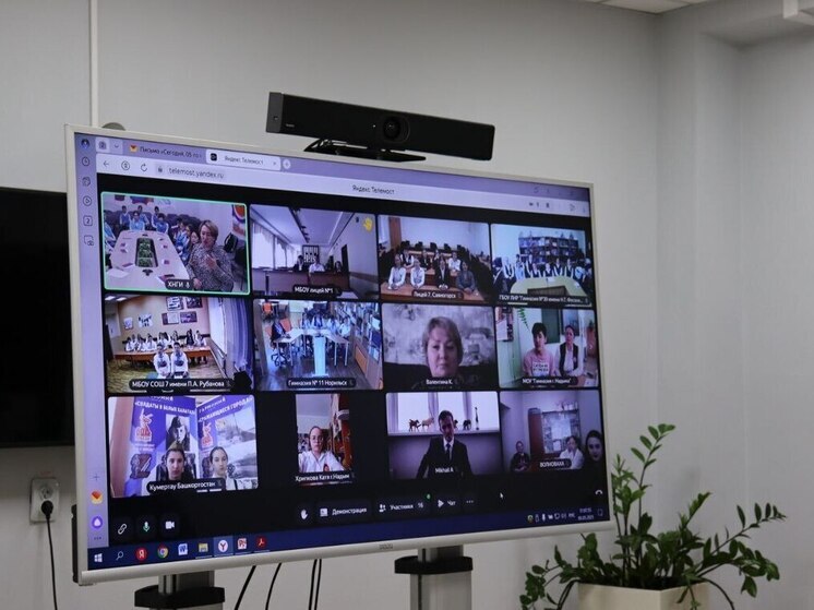 Телемост в честь 80-летия Победы объединил юных дипломатов Хакасии и других регионов