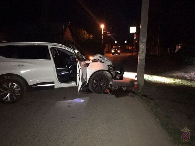 В Волгограде иномарка врезалась в ЛЭП