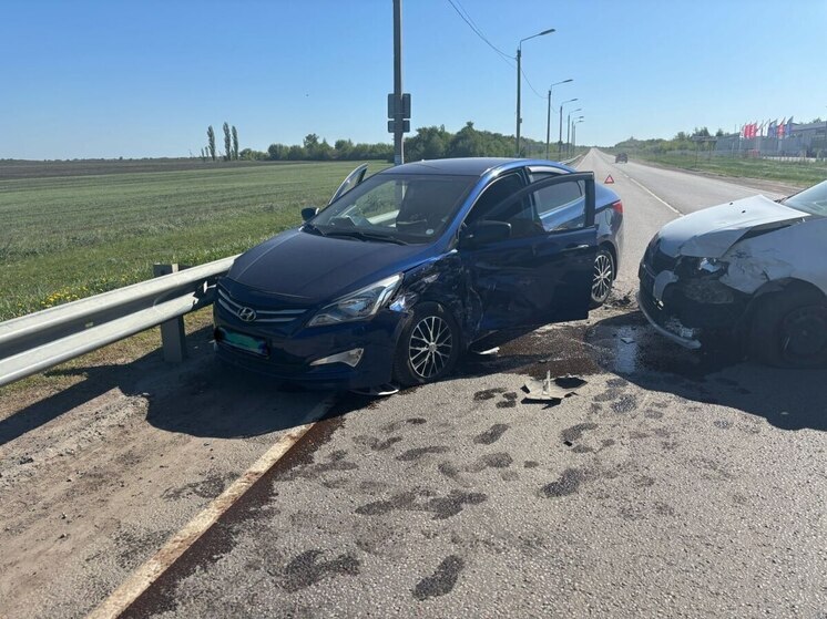 Столкновение встречных иномарок под Воронежем отправило автоледи в больницу