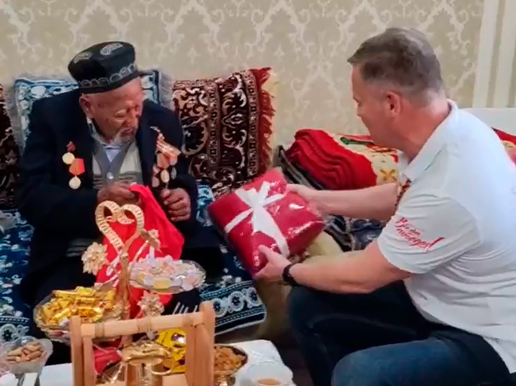 Воронежские активисты передали частичку Вечного огня 98-летнему труженику тыла в Киргизии