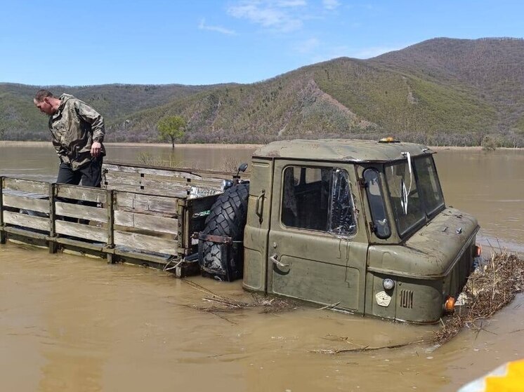 Спасатели Приморья эвакуировали водителя застрявшего в реке грузовика ГАЗ-66