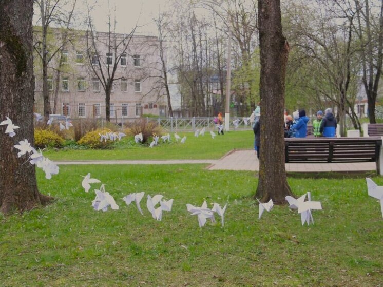Сквер в Киришах наполнился белыми бумажными птицами