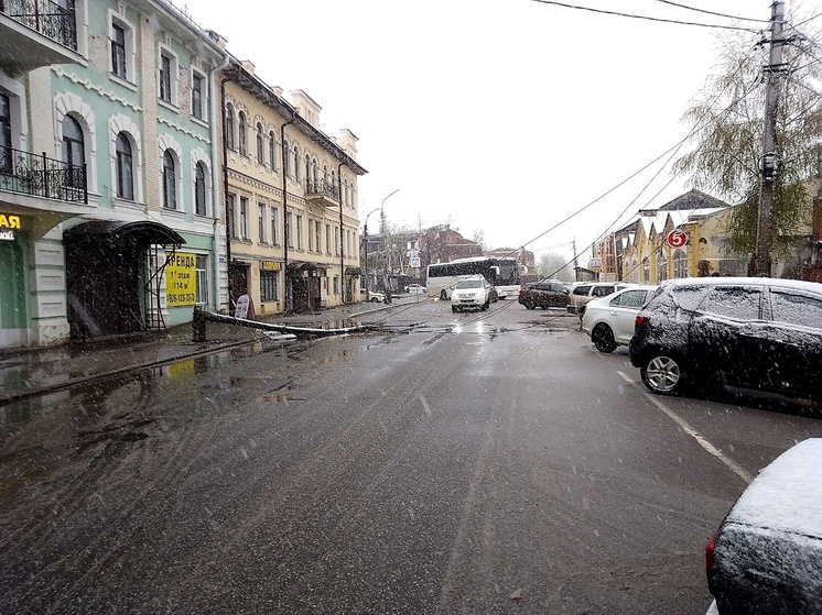 В Тверской области железобетонный столб перегородил дорогу