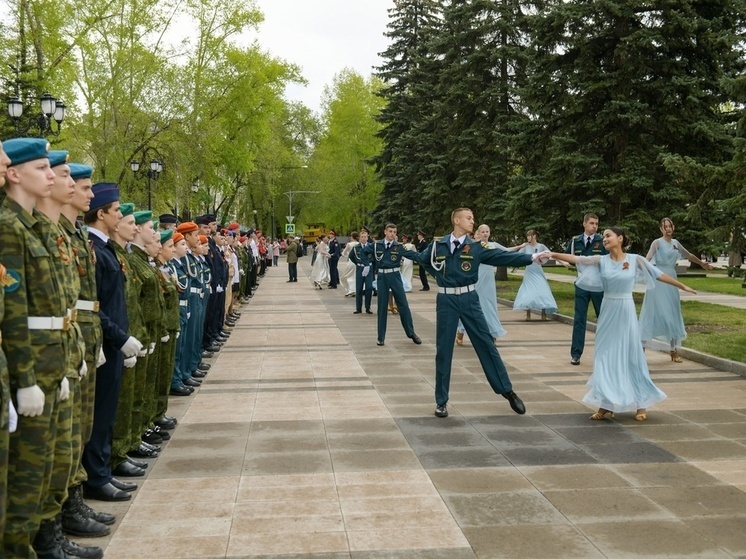 Школьники Хакасии заступили в почетный караул у Вечного огня
