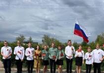 В преддверии 9 Мая учащиеся школы №1 организовали трогательный флешмоб на центральной площади посёлка