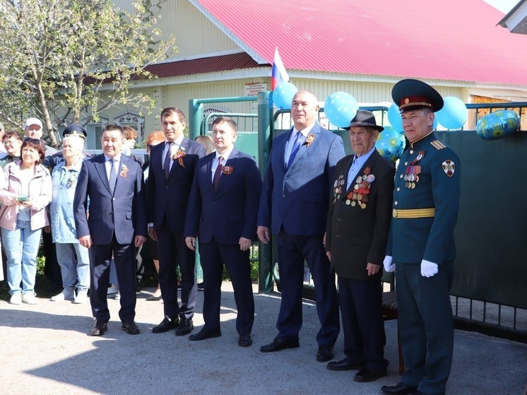 В Толбазах у дома 100-летнего ветерана прошел парад