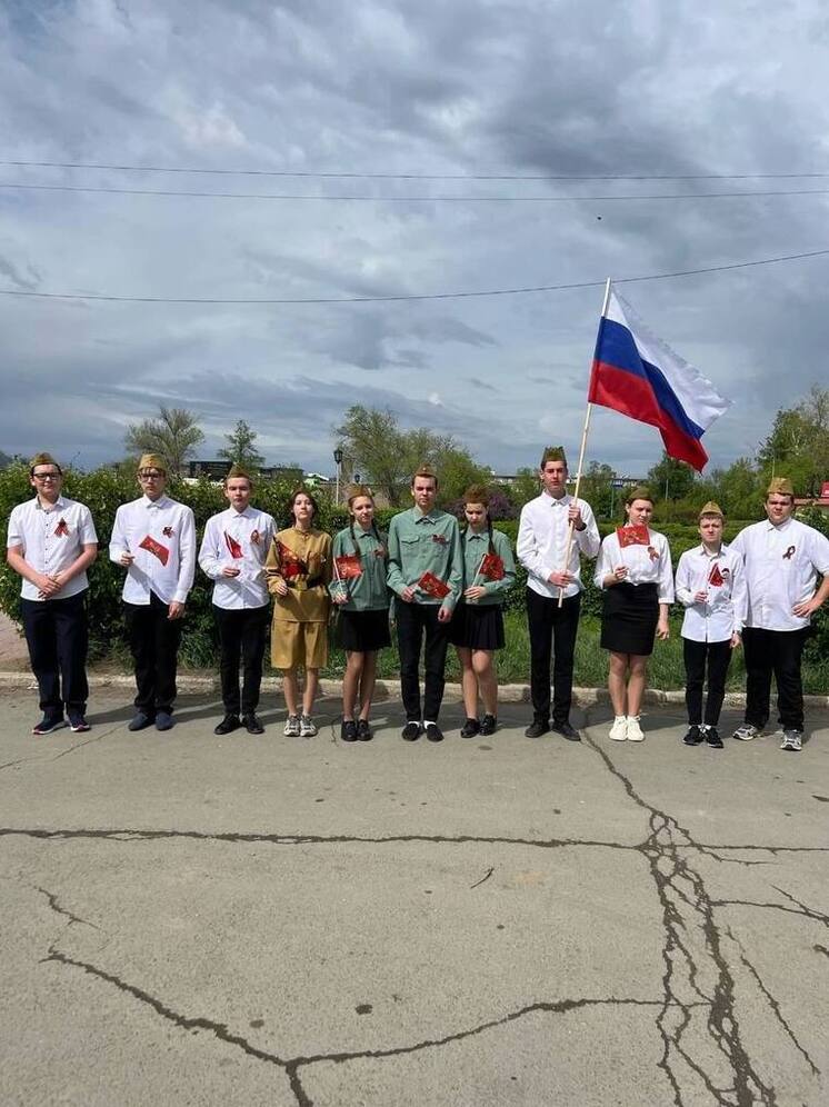 "Вальс Победы" на площади Каштанова: школьники Энергетика танцем почтили память героев