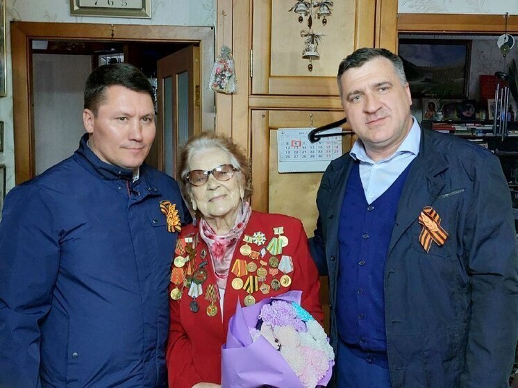 Евгений Молодняков поздравил ветеранов с 80-летием Победы