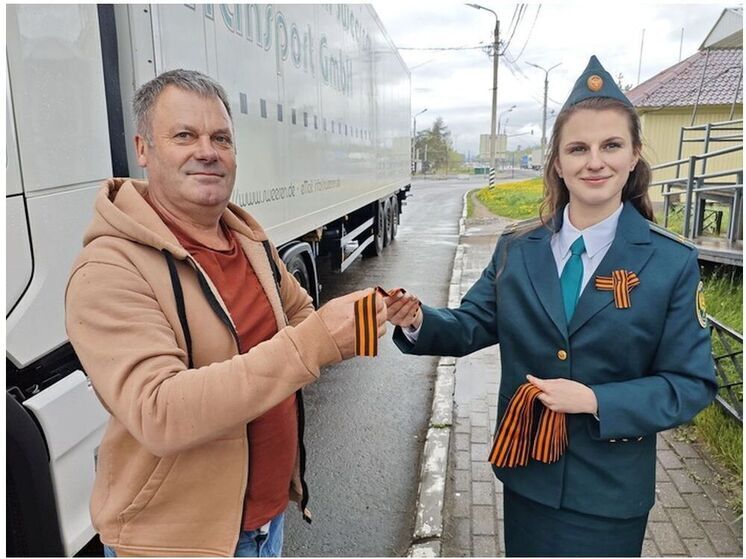 К акции «Георгиевская ленточка» присоединились смоленские таможенники