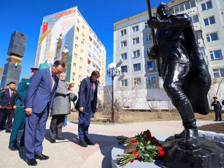 Глава Якутии и Министр просвещения возложили цветы к мемориальному комплексу «Солдат Туймаады»