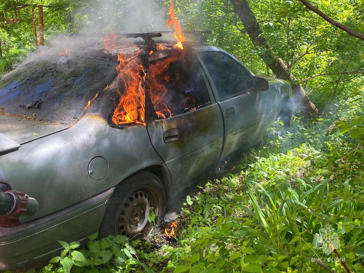 В Калуге возле жилого дома вспыхнула иномарка