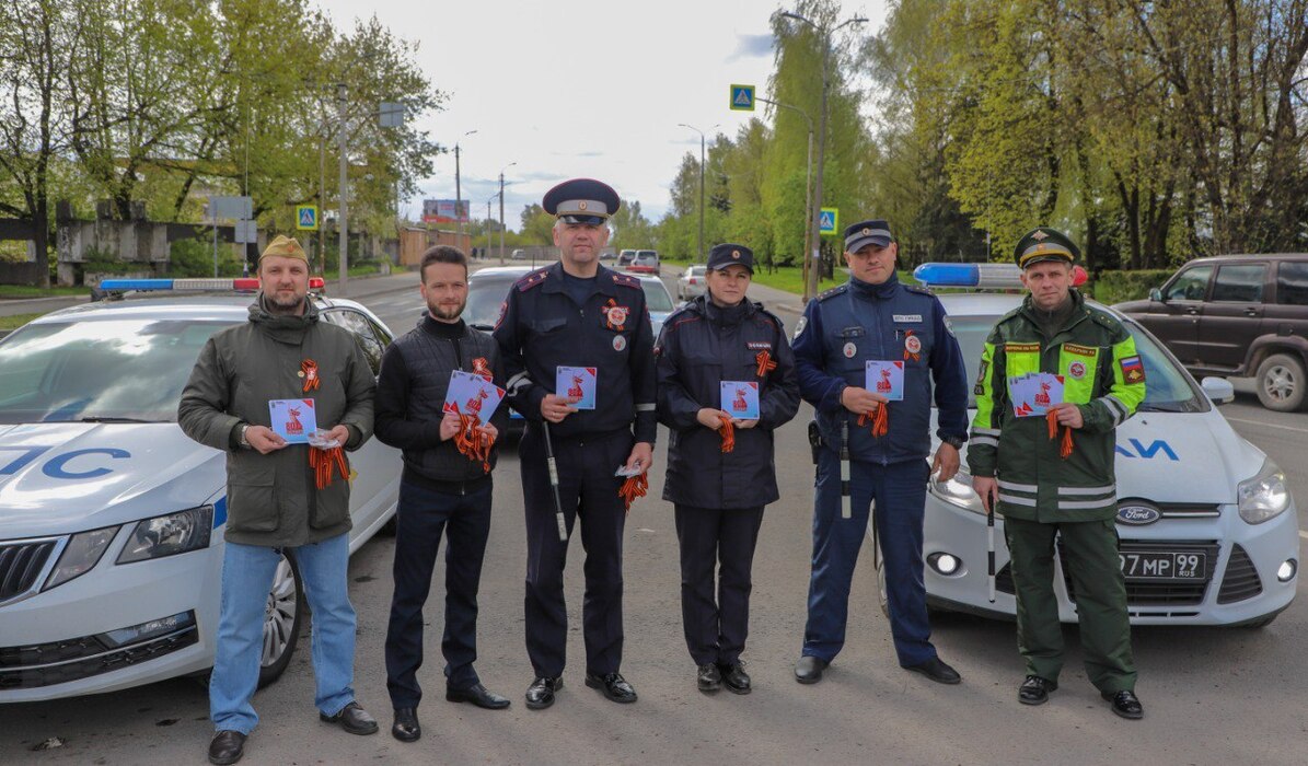 В преддверии Дня Победы сотрудники полиции и общественники провели акцию «Георгиевская ленточка»