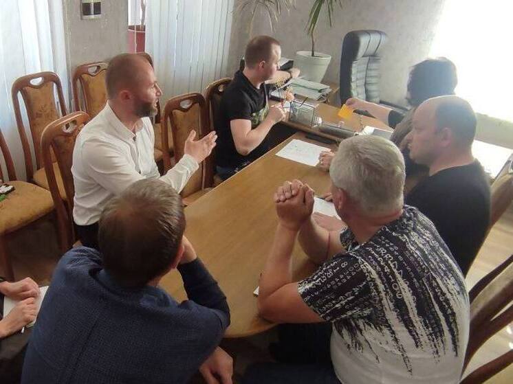 Глава администрации Каховского округа Херсонской области Павел Филипчук провел совещание с руководством подведомственного учреждения для обсуждения устранения разрушений, вызванных обстрелами ВСУ