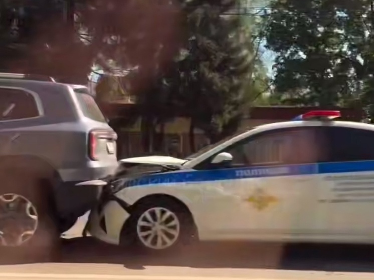 В центре Курска экипаж ДПС влетел сзади в китайский внедорожник