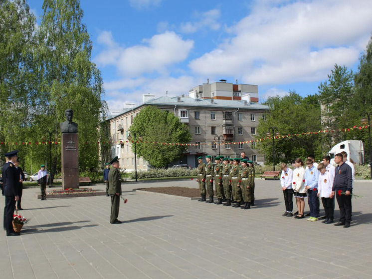 Сотрудники ФСБ возложили цветы к памятнику Владимиру Молодцову в Рязани