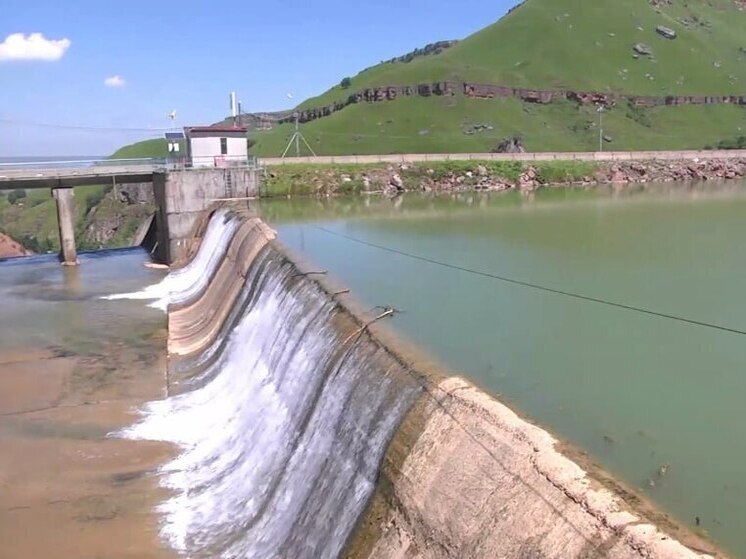 В Карачаево-Черкесии ремонтируют дамбу на реке Эшкакон