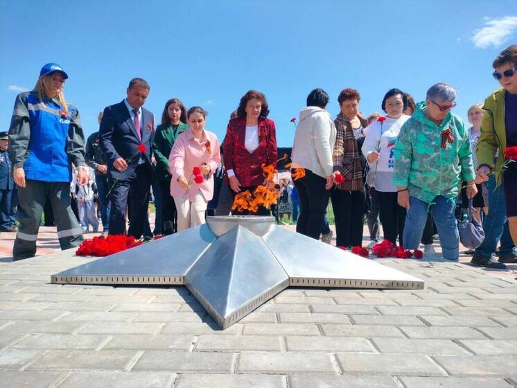 В Самаре прошло торжественное возложение цветов к Вечному огню