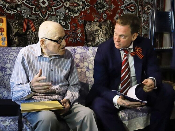 Павел Малков поздравил узника концлагеря Николая Пасканного с 80-летием Победы