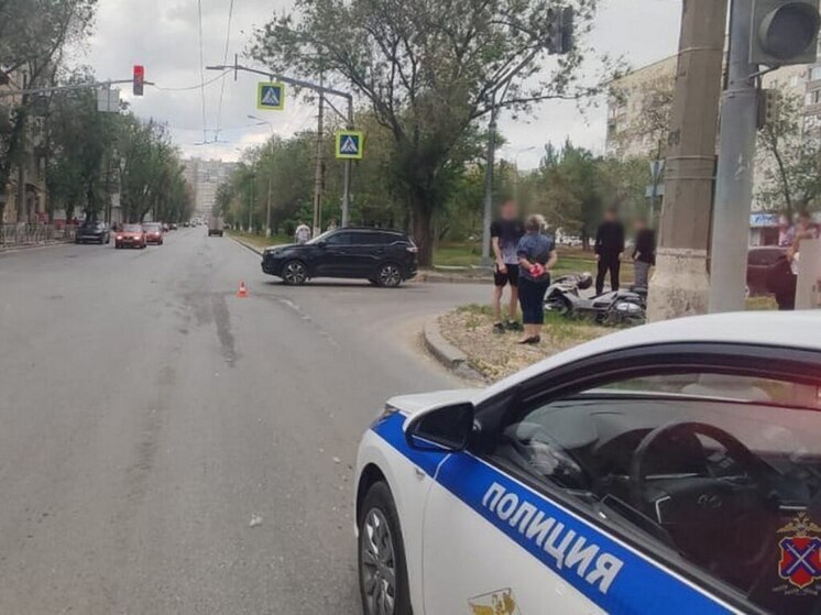 Водитель мопеда пострадал в аварии с иномаркой на севере Волгограда