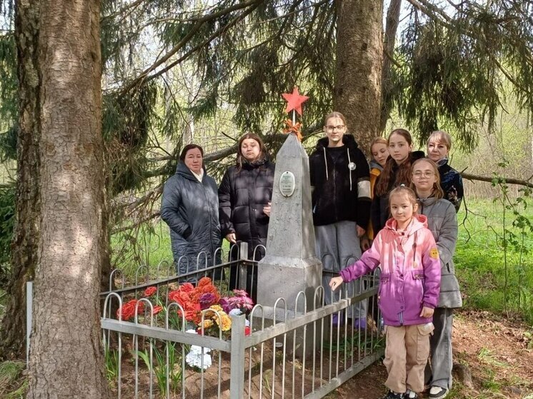 Жители Арнеево почтили память летчика Михаила Бута в канун 80-летия Победы