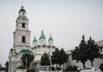 По словам астраханского гида, обнаружены дубовая свая, бутовый камень и татарский кирпич, расположенные на глубине около трех метров.