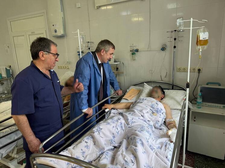 Состояние полицейского, одолевшего боевика с ножом, стабилизировалось