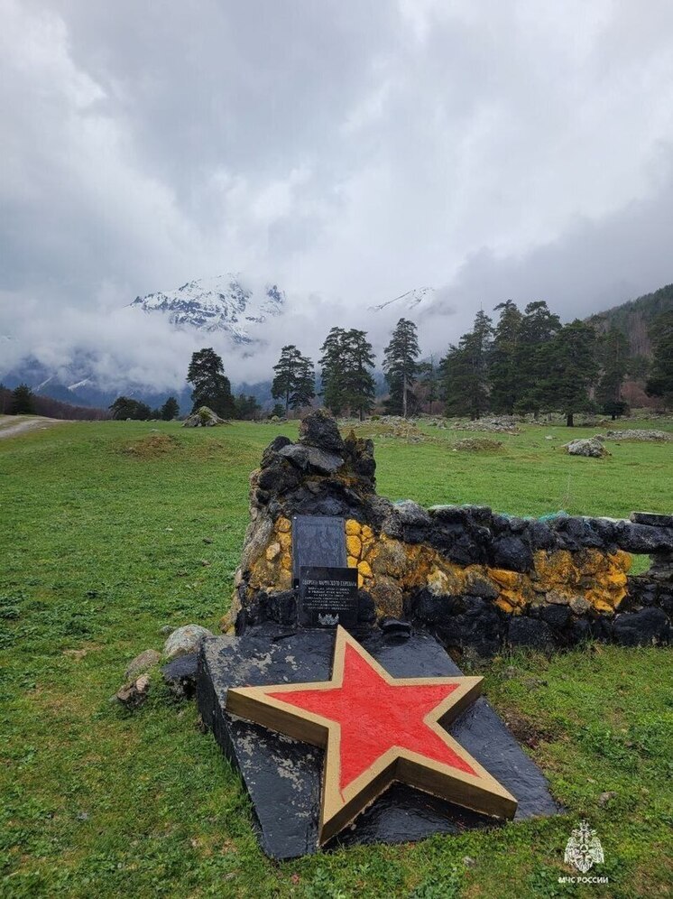 В Аксаутском ущелье КЧР благоустроили мемориальные камни, установленные в честь защитников перевалов Главного Кавказского хребта