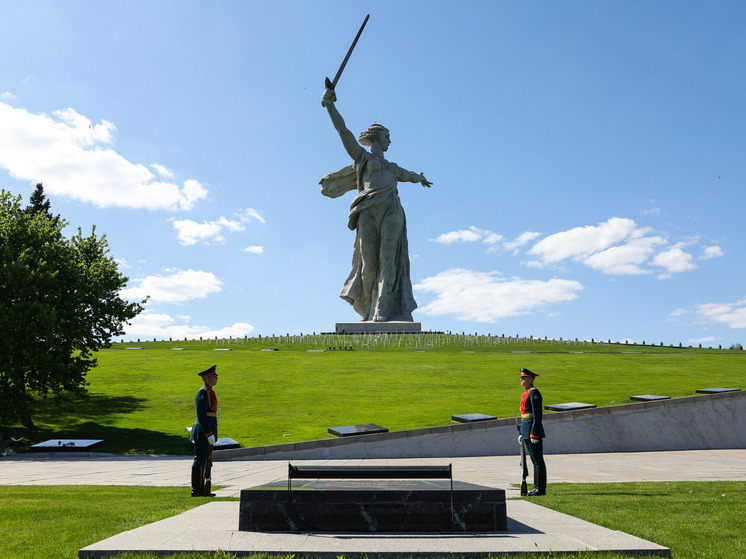 78.RU: в Санкт-Петербурге убрали памятник «Родина-мать», обутый в сандалии