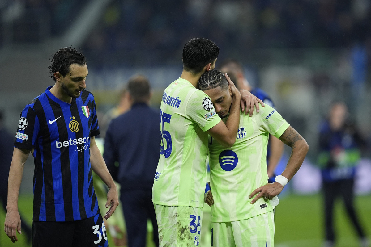 Тренер «Барсы» Флик возмущен решениями судей в матче против «Интера» в Лиге чемпионов.