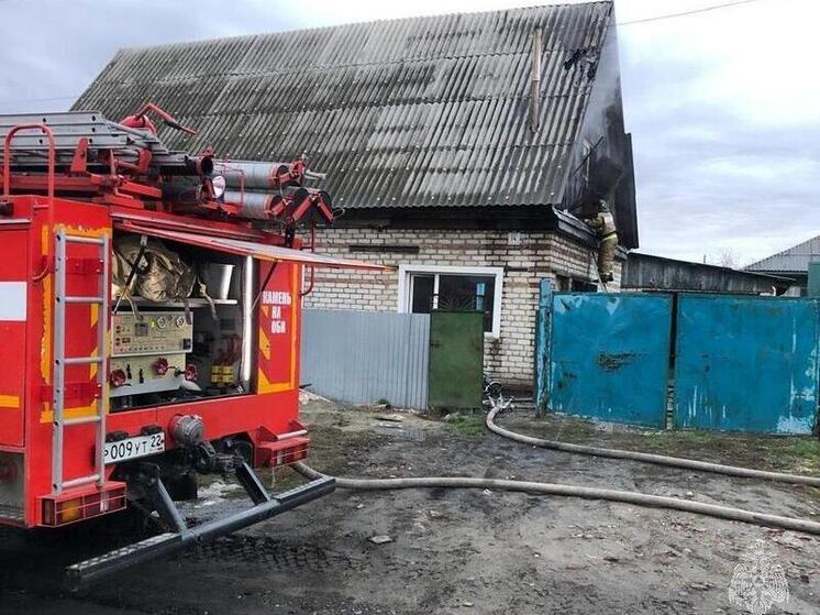 Мужчина попал в больницу с ожогами после пожара в Алейске