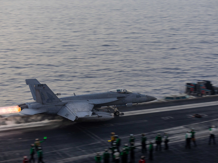CNN: второй истребитель упал с авианосца США в Красное море
