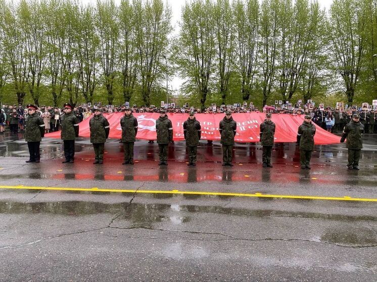 В Красноярске 800 кадетов и гимназисток исполнили песню «День Победы»