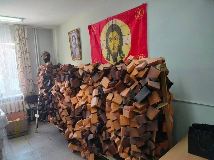 Женщины из компании Нового Уренгоя массово передают колготки на масксети для бойцов СВО