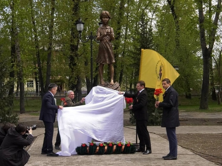 В столице Хакасии  открыли памятник тувинского скульптора  "Дети войны"