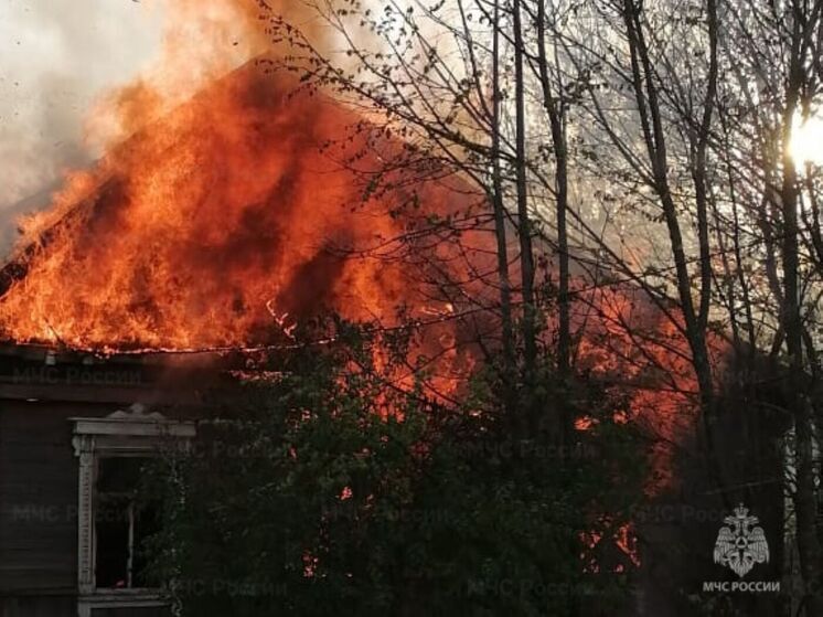 Восемь пожарных тушили жилой дом в Малоярославце