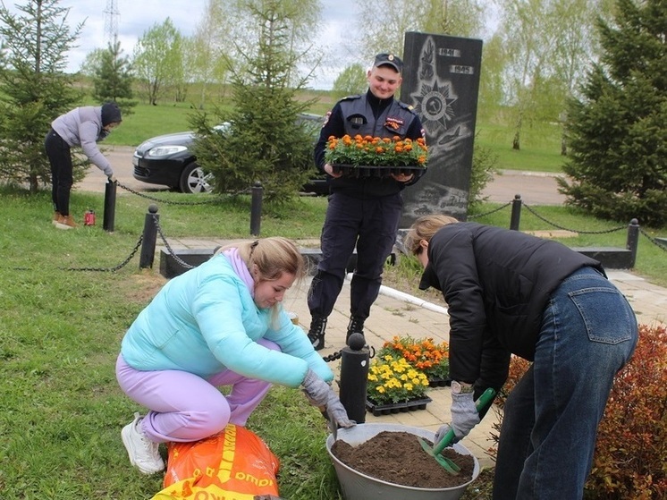 В Серпухове полицейские и общественники привели в порядок обелиск героям Великой Отечественной войны